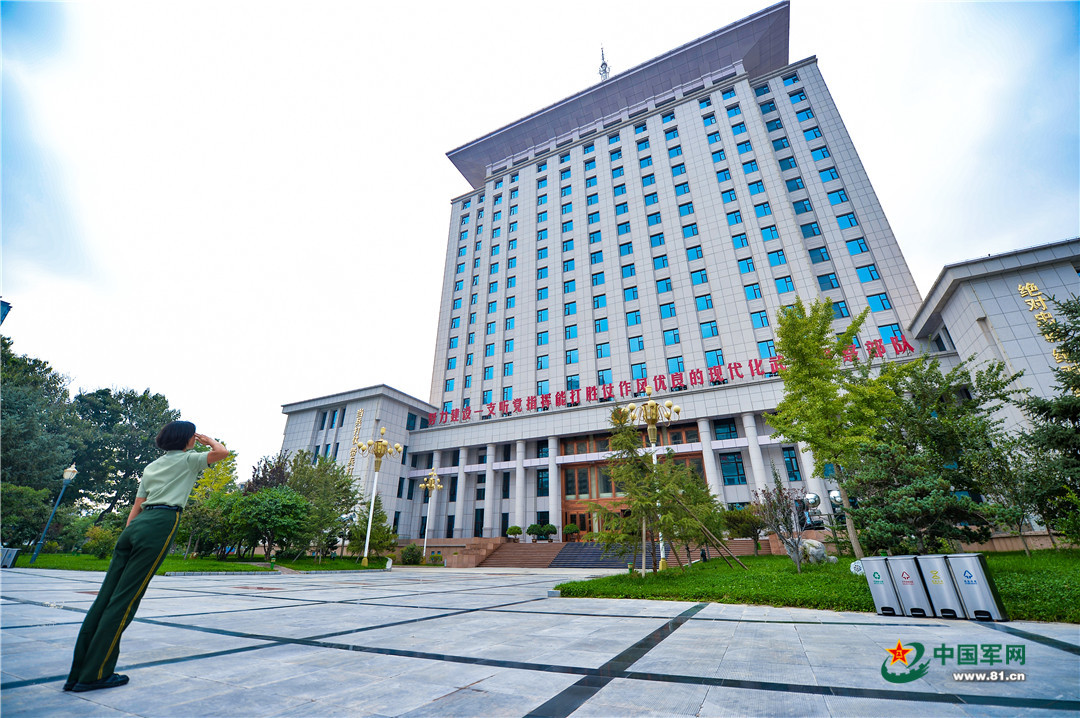 催泪！“90后”大学生女兵这样挥别军旅